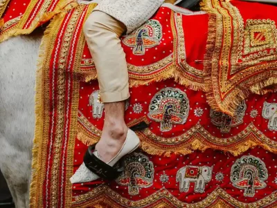 amazing-details-horse-s-cover-man-s-leg (1)