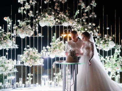 brides-couple-cutting-wedding-cake
