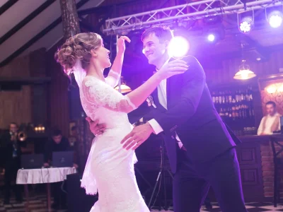 newlyweds-dancing-their-wedding